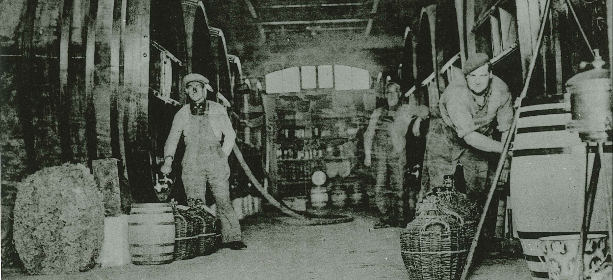Photo d'archive 1953 : construction de la cave de vieillissement de Maury
